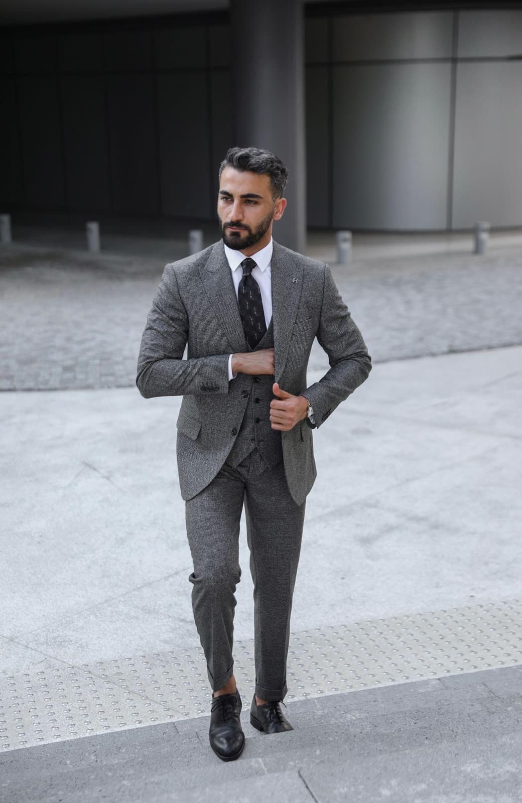 EXPERIENCE LUXURY WITH BESPOKE MEN’S SUITS