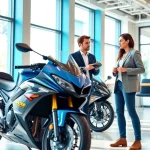 Motorrad leasing Beratung mit einem modernen Motorrad in einem hellen Büro arrangiert.