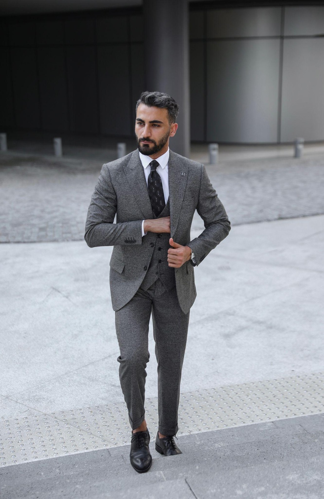 EXPERIENCE LUXURY WITH BESPOKE MEN’S SUITS